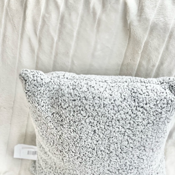 New with tags GREEN BAY PACKERS SUPER SOFT PILLOW FLEECE GREY WITH PACKERS LOGO - Picture 4 of 5